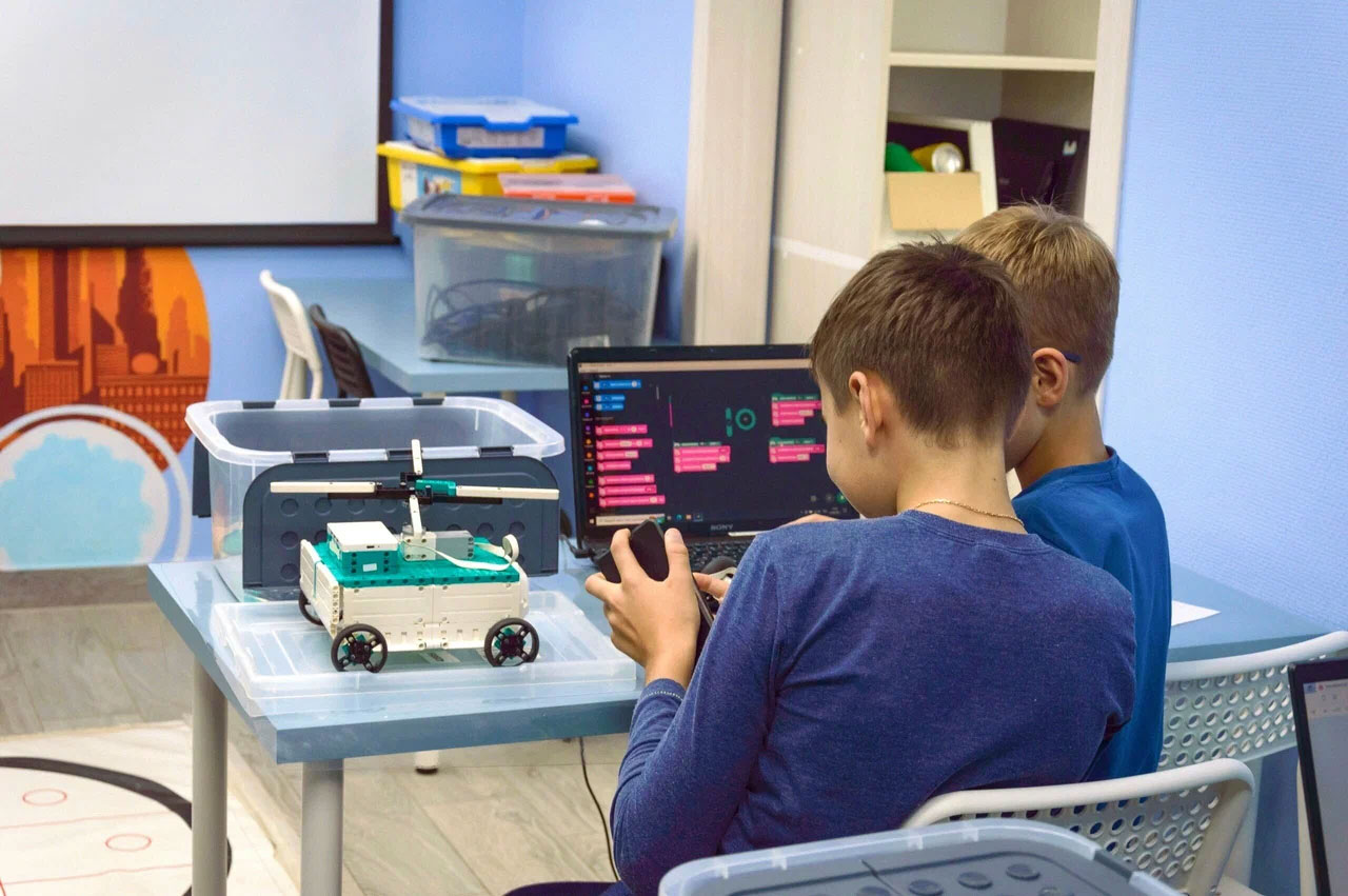 ученики программируют робота на Inventor